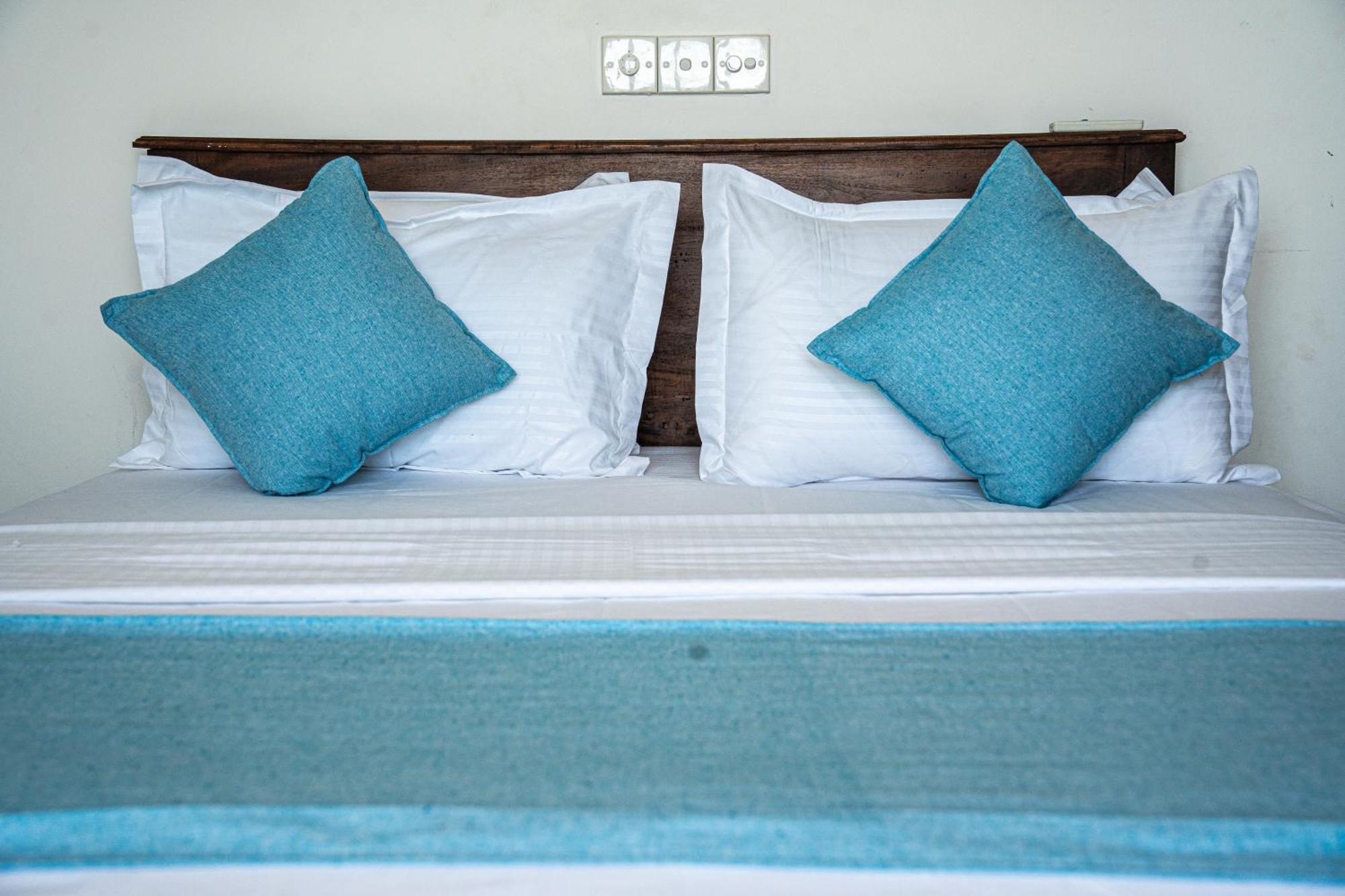 Cocos Hotel Midigama Exterior photo