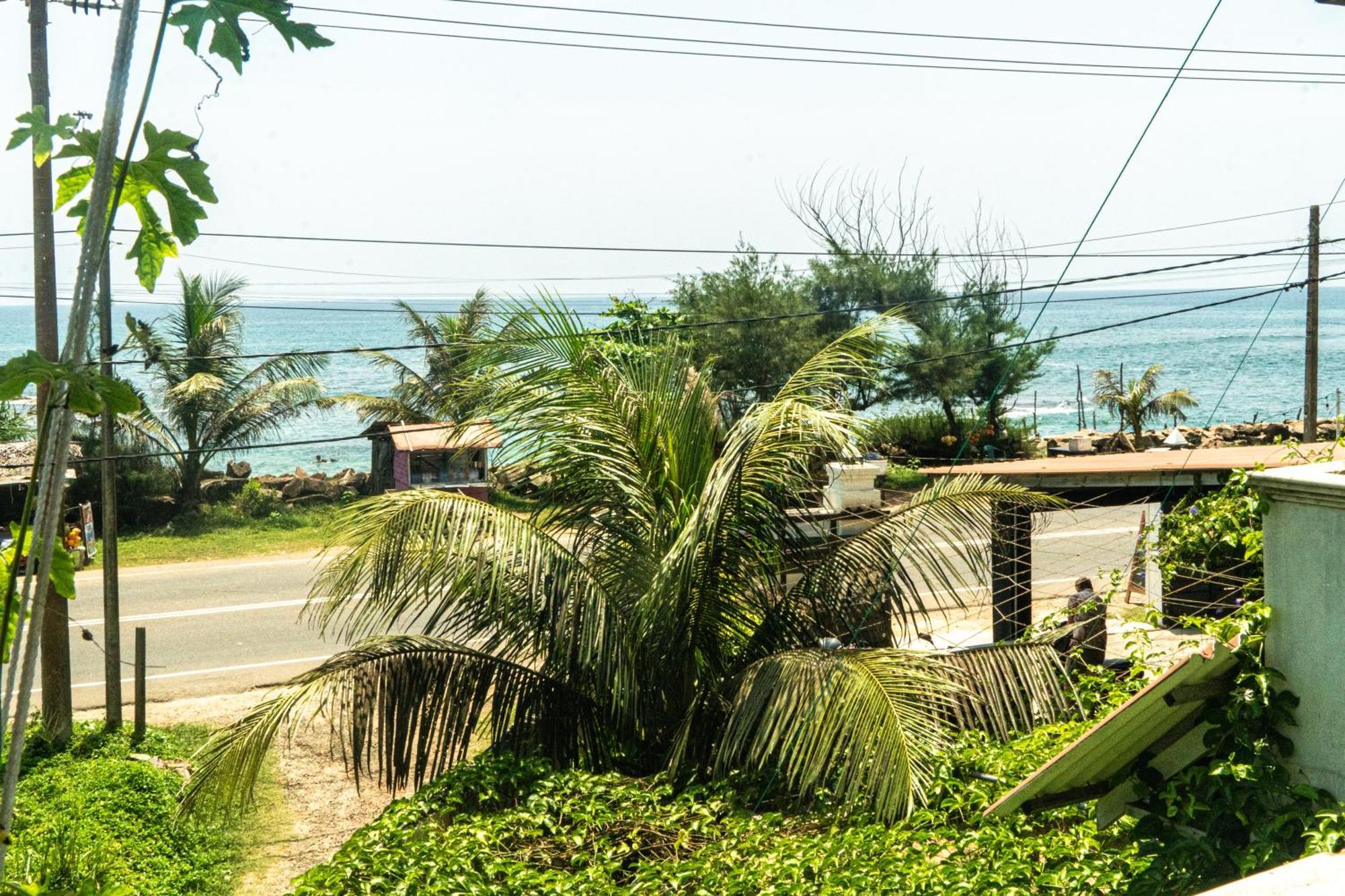 Cocos Hotel Midigama Exterior photo